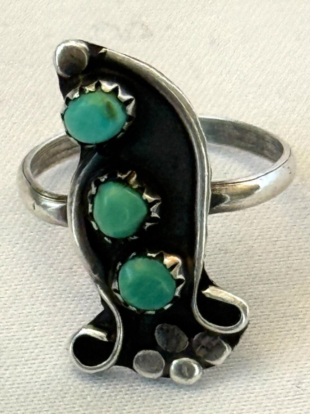 VINTAGE HANDMADE ZUNI TURQUOISE 3 GEMSTONE ROW STERLING SILVER RING SIZE 5.5